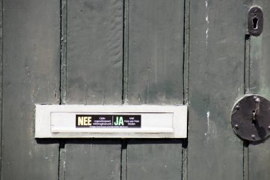 Hollanda, kuzeye, Holland, Marken, eski bir kapı Ağustos 2018:mailbox