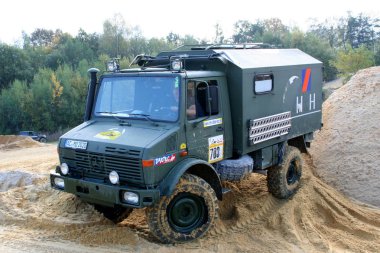 Hollanda, Limburg, Scihinveld, Ağustos 2017: araba bir off road 4 x 4 yıllık toplantısı sırasında kulüp