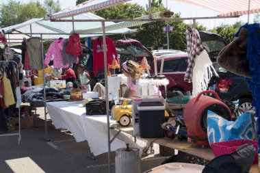 Türkiye, Kuzey Hollanda, Muiden, Ağustos 2018: Fleamarket alışveriş malt bir arazide