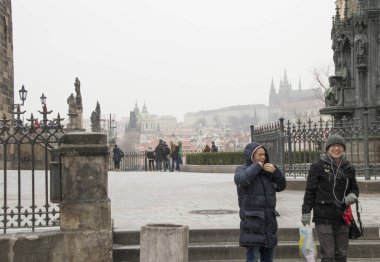 Çek Cumhuriyeti, Prag eski şehir, Charles bridg, december2018:Tourists