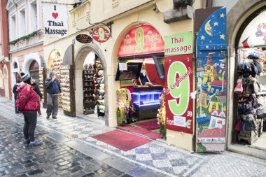 Çek Cumhuriyeti, Prag, tarihi kent merkezine, december2018: sokaklar, trafik ve Pragu eski kasaba evleri