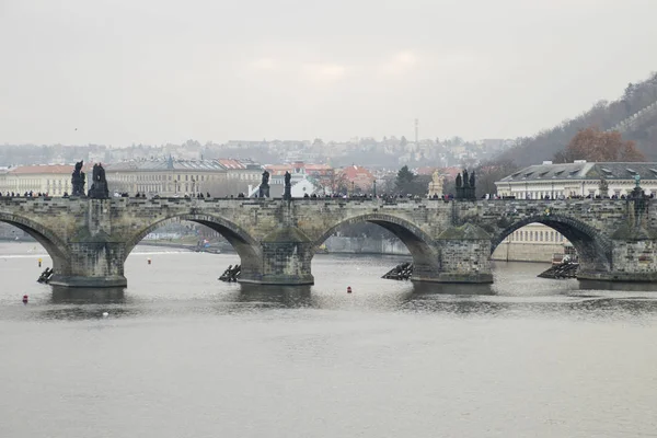 捷克共和国 布拉格 老城区 2018年12月 河捷克共和国 布拉格 查尔斯桥梁河 维塔瓦 莫尔陶是运输的重要手段 — 图库照片