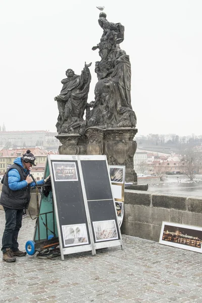 República Checa Praga Casco Antiguo Diciembre2018 Turistas Puente Charles —  Fotos de Stock