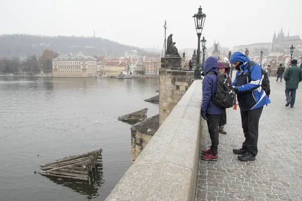 República Checa Praga Casco Antiguo Diciembre2018 Turistas Puente Charles —  Fotos de Stock