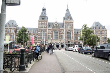 Hollanda, Amsterdam, Temmuz 2017: bir sürü trafik civarı Rijksmuseum ansterdam içinde