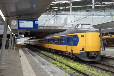 Hollanda, Eindhoven, Temmuz 2017: gezginler Eindhhoven raylway istasyonunda trenler için bekleyen