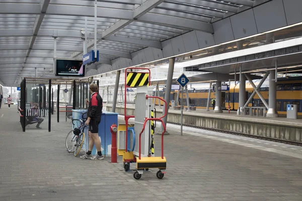 Netherlands Eindhoven July 2017 Travellers Waiting Trains Raylway Station Eindhhoven — Stock Photo, Image