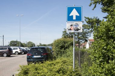Hollanda, Enkdhuizen, Temmuz 2017: değerli eşyalarınızı çıkarmak için park yerinde oturum açın