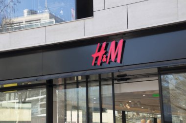 Hollanda, Heerlen, februari 2019: mağaza, dış logo H&M