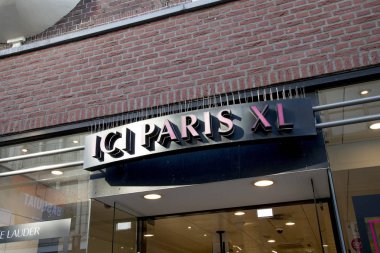 Hollanda, Heerlen, februari 2019: mağaza, dış logo ici Paris
