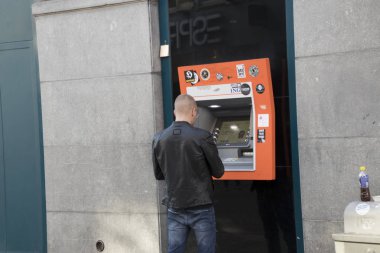 Hollanda, Heerlen, februari 2019: adam bir nakit Dispenser ATM ziyaret