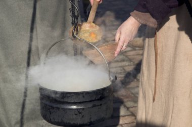 Hollanda, Heerlen, februari 2019: kostümlü insanlarla reentractment olayı
