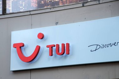 Hollanda, Heerlen, februari 2019: mağaza, dış logo Tui
