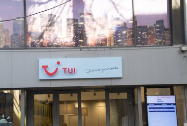 Hollanda, Heerlen, februari 2019: mağaza, dış logo Tui