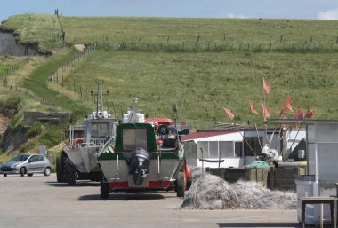 Fransa, Normandy, Saint Aubin sur Mer Temmuz 2017: plajda balıkçılık aktivitesi
