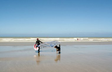 Fransa, Normandy, Saint Aubin sur Mer Temmuz 2017: uçurtma sörfünün yakınındaki Ingiliz Channell Saint Aubin sur Mer