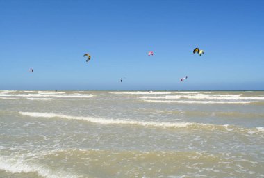 Fransa, Normandy, Saint Aubin sur Mer Temmuz 2017: uçurtma sörfünün yakınındaki Ingiliz Channell Saint Aubin sur Mer