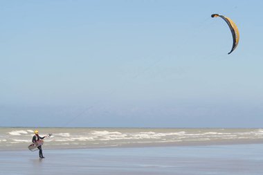 Fransa, Normandy, Saint Aubin sur Mer Temmuz 2017: uçurtma sörfünün yakınındaki Ingiliz Channell Saint Aubin sur Mer