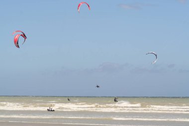 Fransa, Normandy, Saint Aubin sur Mer Temmuz 2017: uçurtma sörfünün yakınındaki Ingiliz Channell Saint Aubin sur Mer