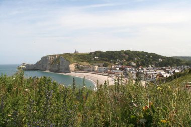 Fransa, Normandy, Etretat, Temmuz 2017: Etretat Fransa köyü yüksek, tebeşir kayalıkları