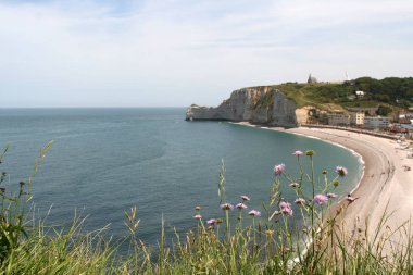 Fransa, Normandy, Etretat, Temmuz 2017: Etretat Fransa köyü yüksek, tebeşir kayalıkları