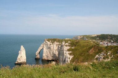Fransa, Normandy, Etretat, Temmuz 2017: Etretat Fransa köyü yüksek, tebeşir kayalıkları