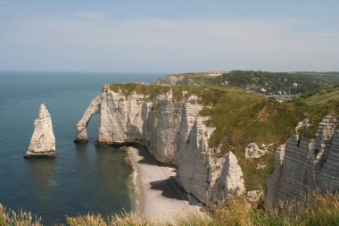 Fransa, Normandy, Etretat, Temmuz 2017: Etretat Fransa köyü yüksek, tebeşir kayalıkları