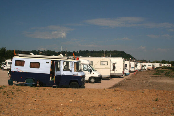 Франция, Нормандия, Онфлер, июль 2017: место для стоянки кемпинга
