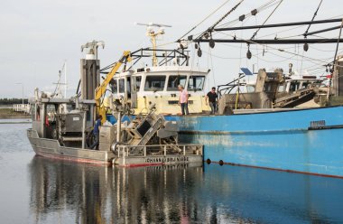 Hollanda,zeeland,Bruinisse,Temmuz 2018:Zeelan'daki Bruinisse limanında demirleyen balıkçı tekneleri