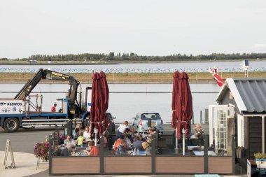 Hollanda,zeeland,Bruinisse,Temmuz 2018:Zeelan'daki Bruinisse limanında teras