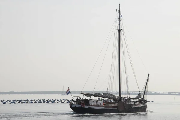 オランダ ジーランド Bruinisse 2018年7月 Zeelan Bruinisse の港を去る帆船 — ストック写真