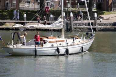 Hollanda, Kuzey Holand, Enkhuizen, Temmuz 2017: gemiler enkhuize limanında ar palamar