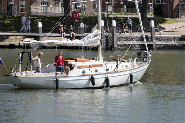 Hollanda, Kuzey Holand, Enkhuizen, Temmuz 2017: gemiler enkhuize limanında ar palamar