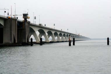 Zeeland Köprüsü Doğu Scheldt 'e yayılmıştır.
