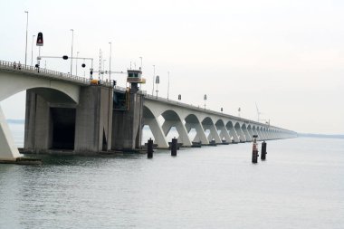Zeeland Köprüsü Doğu Scheldt 'e yayılmıştır.