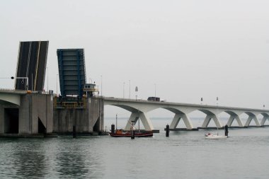 Zeeland Köprüsü Doğu Scheldt 'e yayılmıştır.