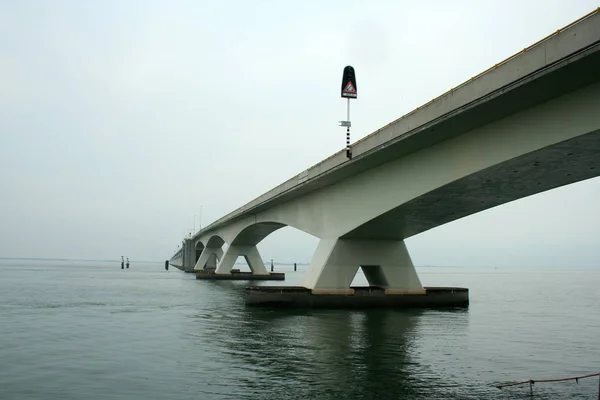 Міст зеланда займає Східний Scheldt — стокове фото