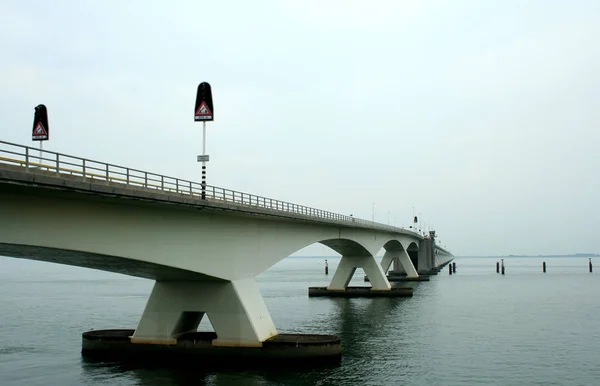 Zeeland Köprüsü Doğu Scheldt 'e yayılmıştır. — Stok fotoğraf