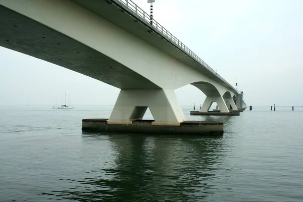 A Zeeland híd nyúlik a keleti Scheldt — Stock Fotó