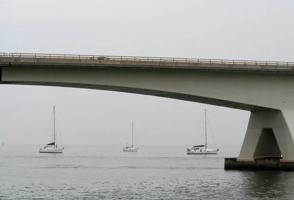 A ponte zelandesa abrange o Scheldt Oriental — Fotografia de Stock