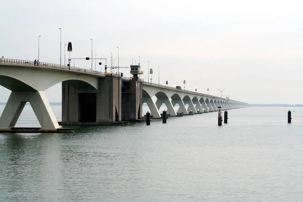 Zeeland Köprüsü Doğu Scheldt 'e yayılmıştır. — Stok fotoğraf