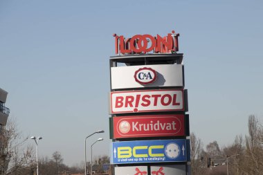 logoları C&A, Bristol, Kruidvat ve Bcc ile billboard