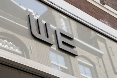 Dükkan, logolu dış biz