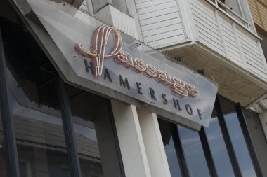 Mağaza, logolu dış mekan 