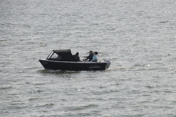 Famille en bateau de pêche sur l'IJsslemeer — Photo