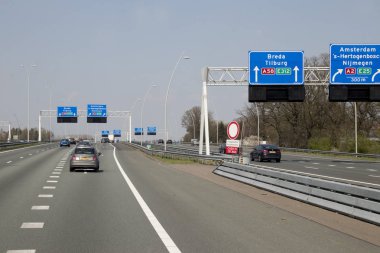 karayolu A2 boyunca işaretler