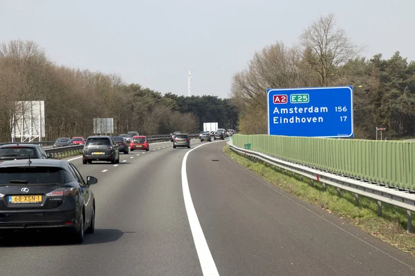 Skyltar längs motorvägen — Stockfoto