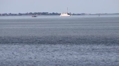 Feribot Eemshaven 'a giriyor.