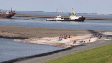 Eemshaven, Hollanda-Hollanda-Ağustos 2020: Eemshaven kıyısı boyunca kargo gemisi