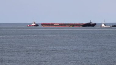 Eemshaven, Hollanda-Hollanda-Ağustos 2020: Eemshaven kıyısı boyunca kargo gemisi